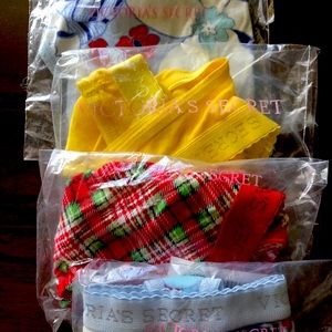 Victoria’s Secret 4 thongs sz.S